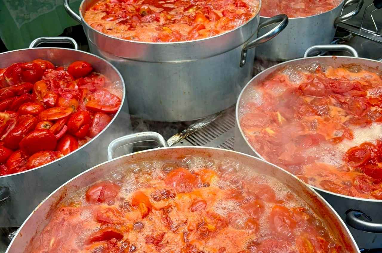La conserva di pomodoro fatta come una volta: anche con questo caldo, noi non ci fermiamo! 🍅🥫